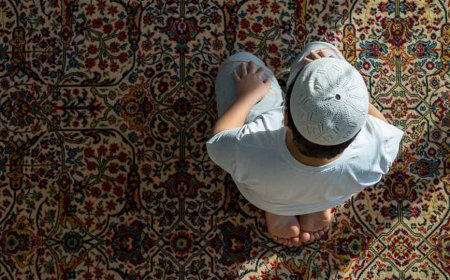 من أين يبدأ الصف في الصلاة وما أفضل الصفوف للرجال والنساء؟