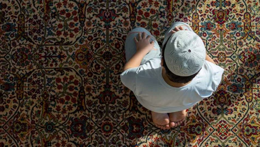 من أين يبدأ الصف في الصلاة وما أفضل الصفوف للرجال والنساء؟