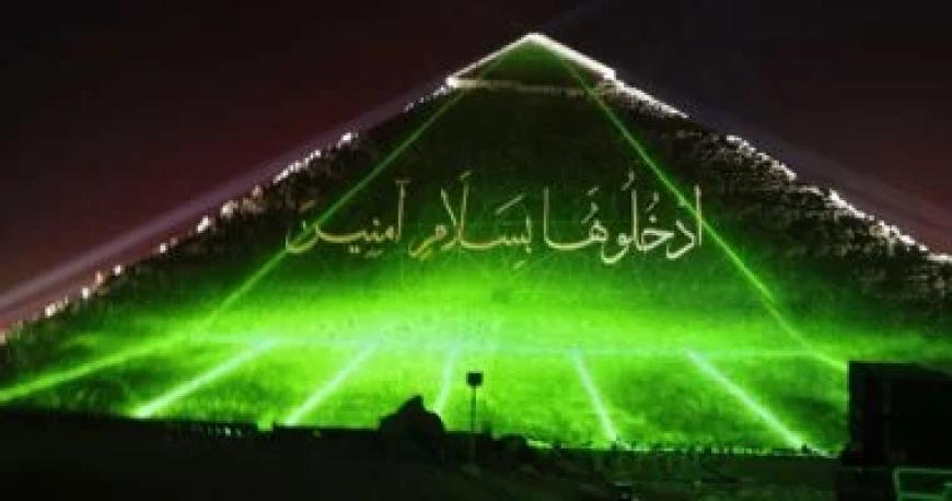  الأهرامات تحتفي بقمة شرم الشيخ للسلام: "ادخلوها بسلام آمنين"